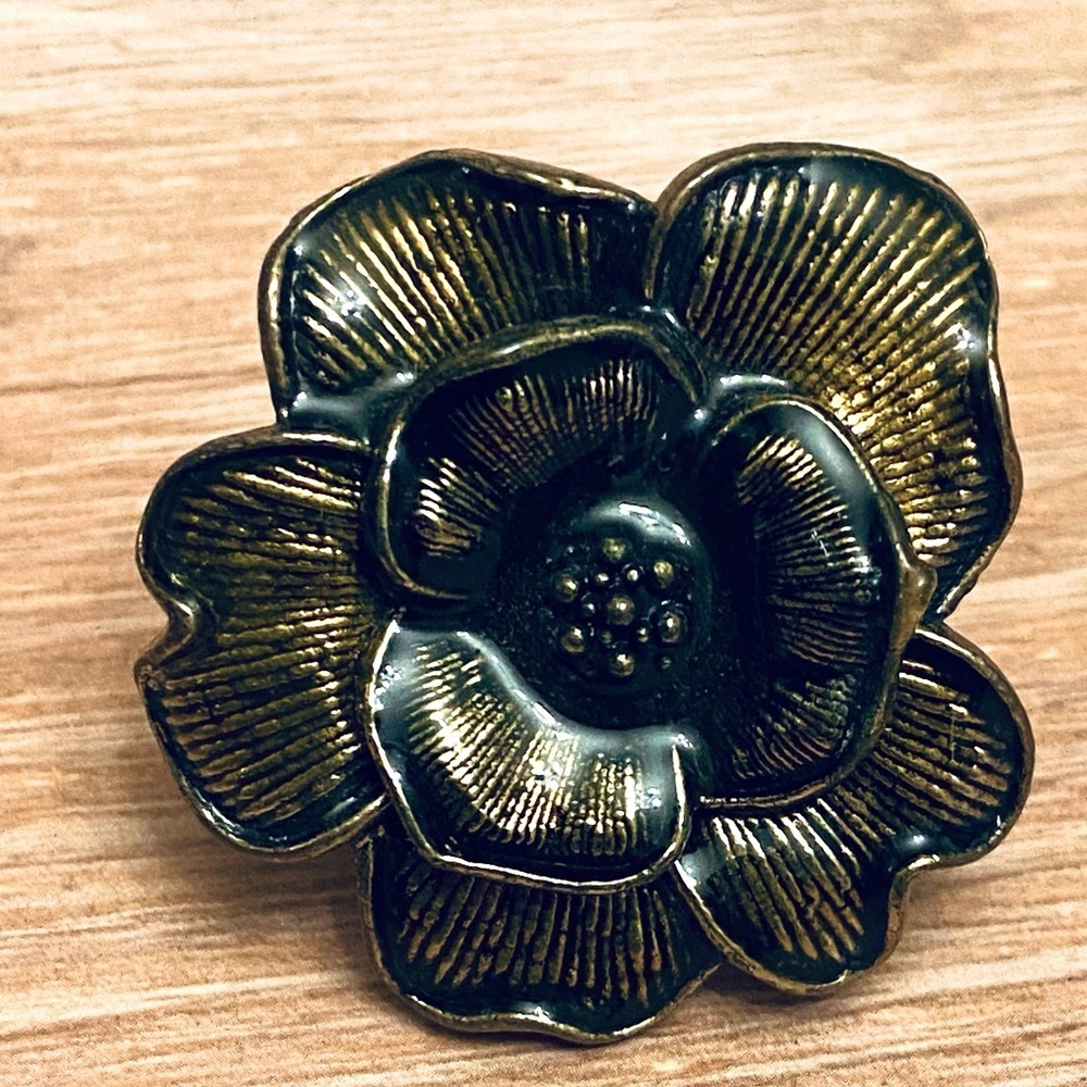 Avenue Women’s Large Two Layered Flower in Gold Adjustable Fashion Finger Ring.